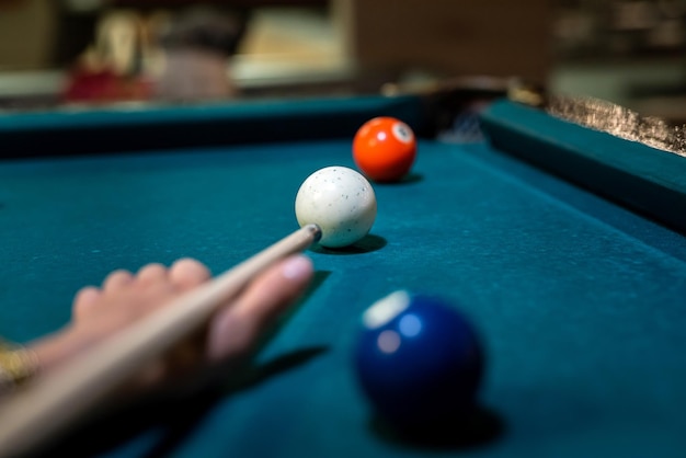 Frau, die Billard spielt, Nahaufnahme des Spielers, nehmen Sie einen Schuss