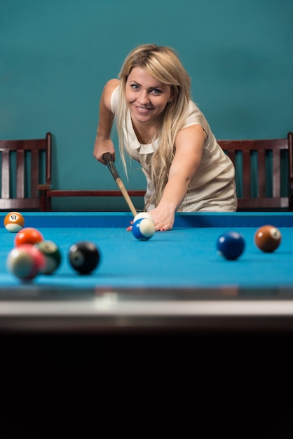 Frau, die Billard spielt