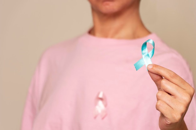 Frau, die blaues Band für Brustkrebs-Aufklärungstag der Männer hält