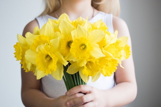 Frau, die Blumen hält