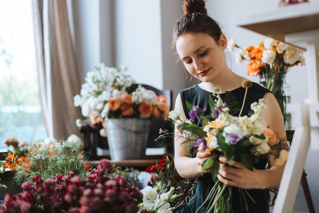Frau, die Blumen im Shop anordnet