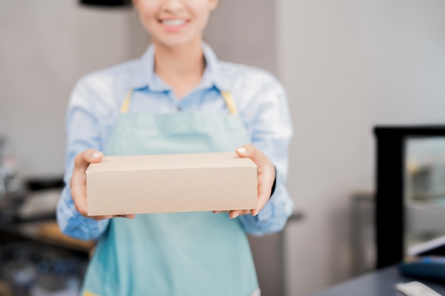 Frau, die Box mit Essen zum Mitnehmen hält