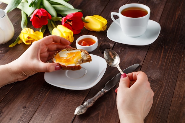 Frau, die Brot mit Marmelade isst