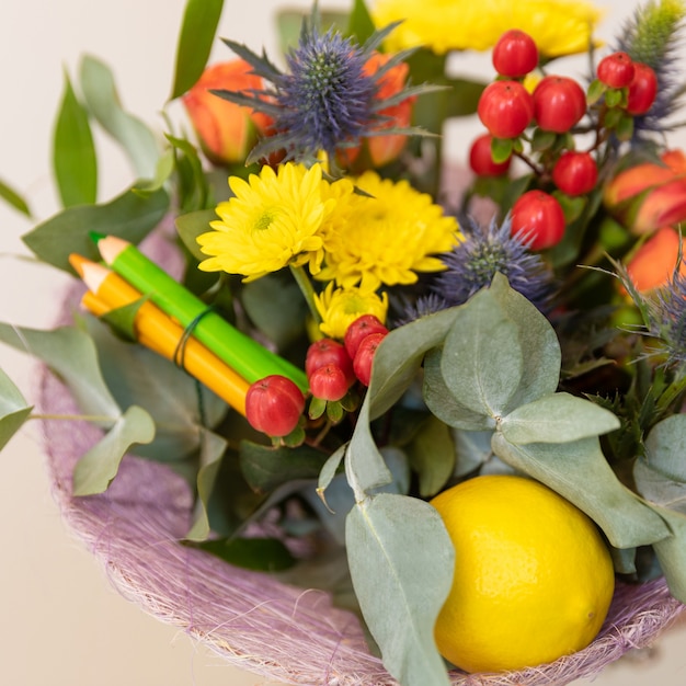 Frau, die bunte Blumenstrauß-Nahaufnahme hält