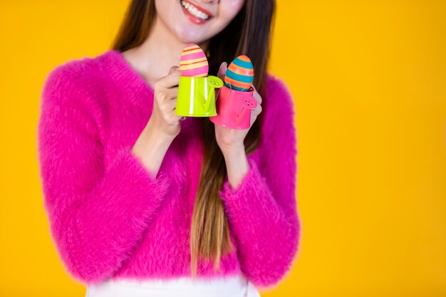 Frau, die bunte Ostereier hält