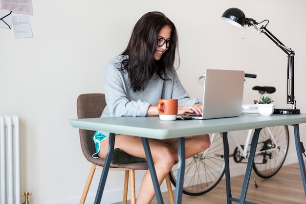 Frau, die Computerlaptop verwendet