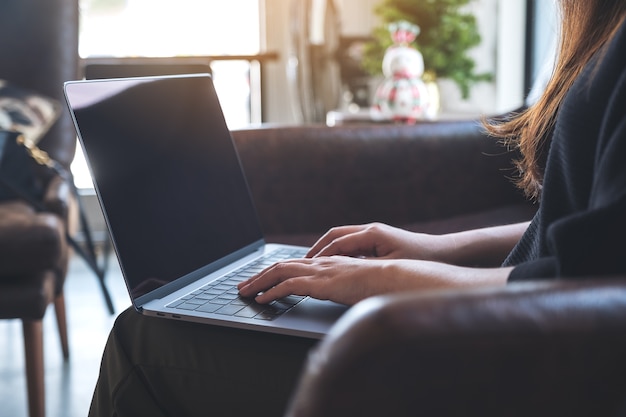 Frau, die Computerlaptop verwendet