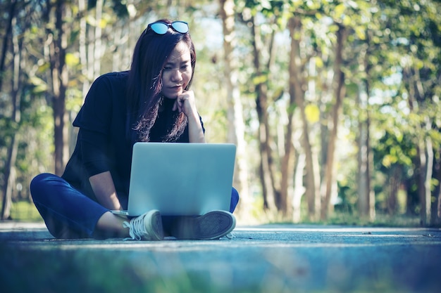 Frau, die Computerlaptop verwendet