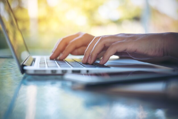 Frau, die Computerlaptop verwendet