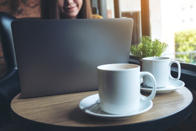 Frau, die Computerlaptop verwendet