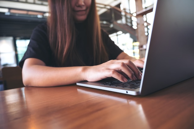 Frau, die Computerlaptop verwendet