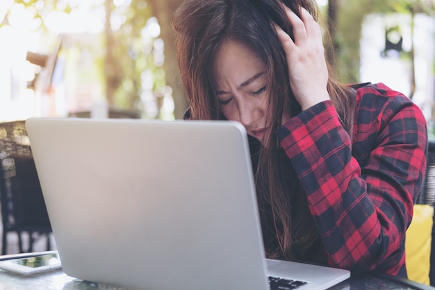 Frau, die Computerlaptop verwendet