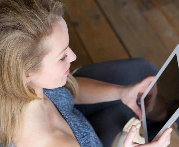 Frau, die Computertablette hält