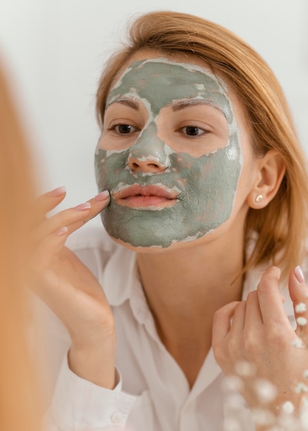 Foto frau, die dace maske anwendet