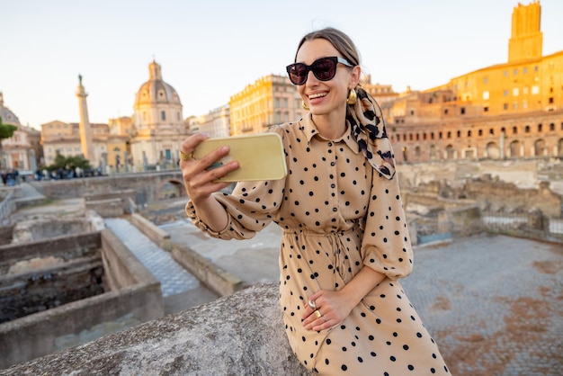 Frau, die das Forum Romanum besucht, während sie nach Rom reist