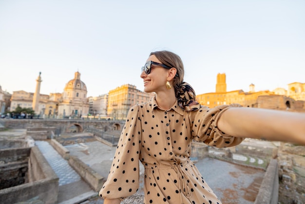 Frau, die das Forum Romanum besucht, während sie nach Rom reist