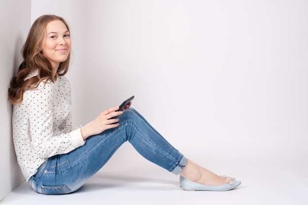 Frau, die den digitalen Tablet-Computer PC glücklich lokalisiert auf weißem Hintergrund verwendet.