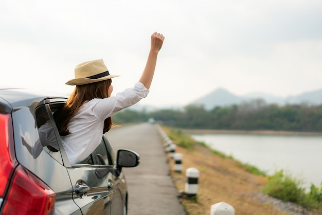 Frau, die den Roadtrip genießt