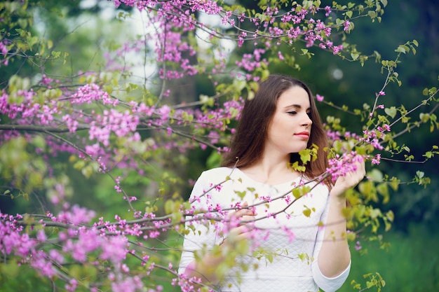 Frau, die die Blumen riecht, getönt