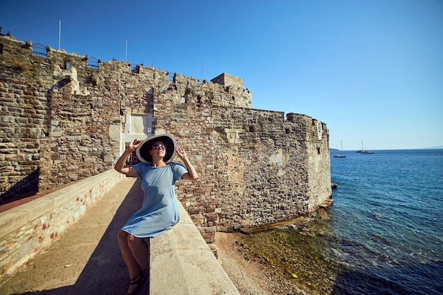 Frau, die die herrliche Aussicht in den Sommerferien der Burg von Bodrum in der Türkei genießt