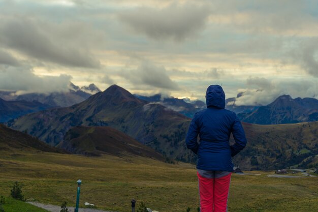 Frau, die die Landschaft in den italienischen Dolomiten betrachtet