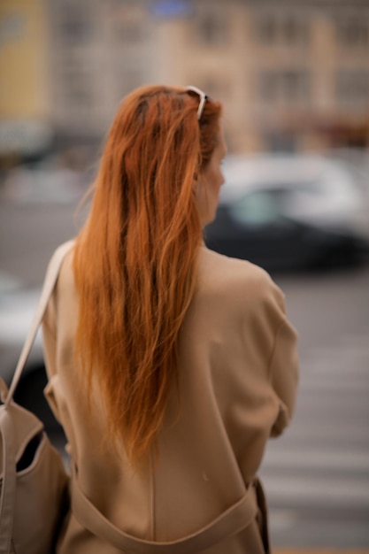 Frau, die die Straße entlang geht. Spaziergang durch die herbstliche Stadt