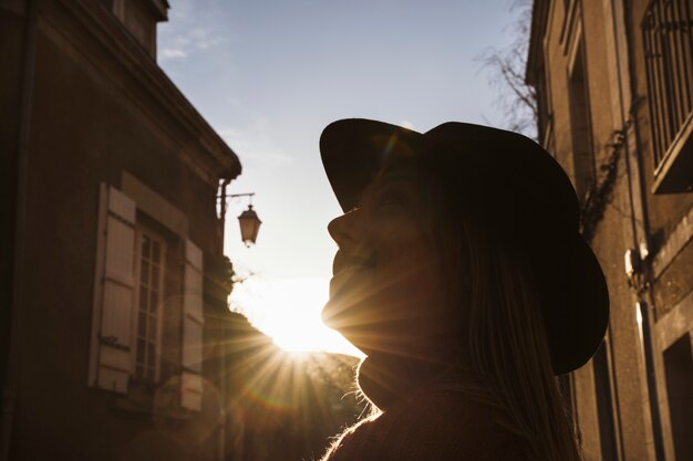 Frau, die die Straßen von Angers, Frankreich bei Sonnenuntergang besichtigt