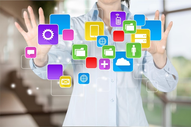 Frau, die digitale App-Symbole im Hintergrund zeigt