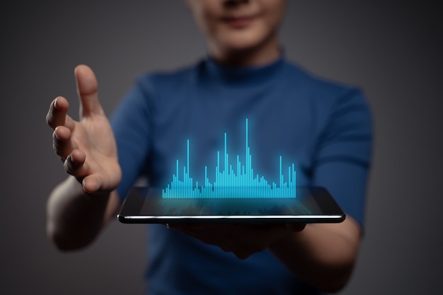 Frau, die digitales Marketing der Tablettplanung mit Diagrammhologrammeffekt verwendet