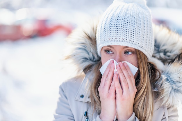 Frau, die draußen einen kalten Winter erleidet