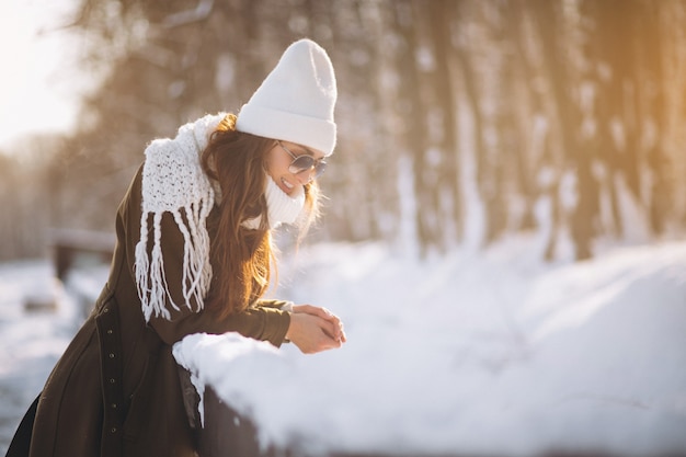 Frau, die draußen im Winter aufwirft