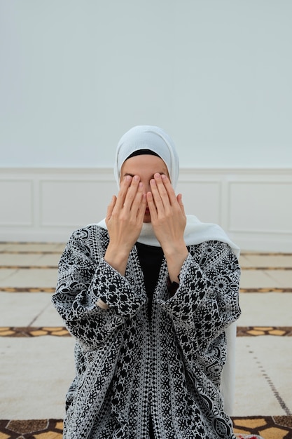 Foto frau, die drinnen betet, vorderansicht