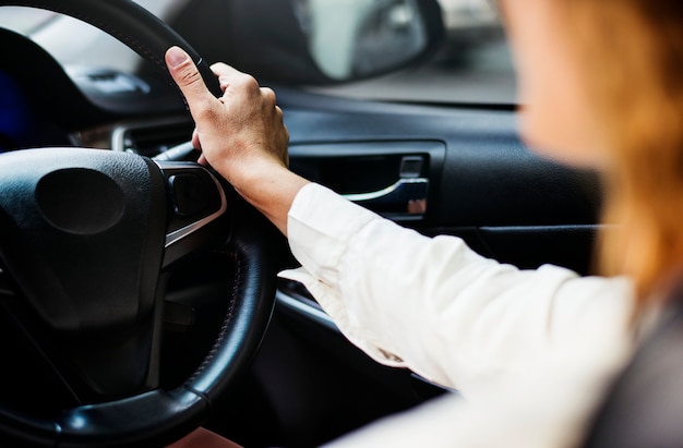 Frau, die ein Auto auf einer Straße fährt