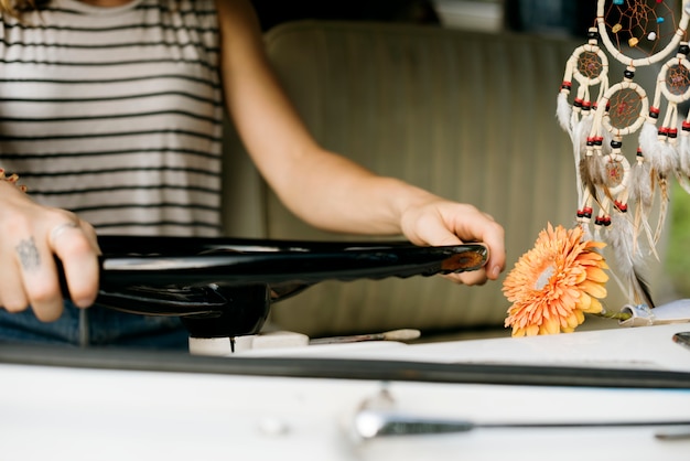 Frau, die ein Auto mit Windows unten fährt