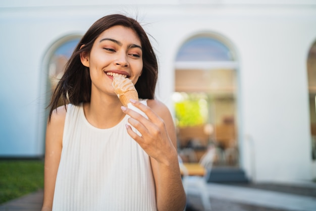 Frau, die ein Eis genießt und isst.