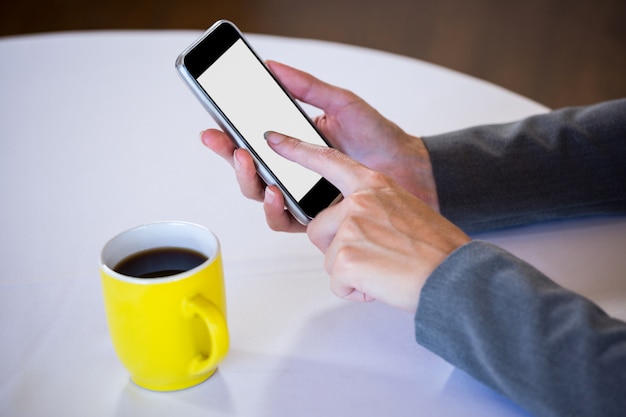 Frau, die ein Foto von Kaffee macht