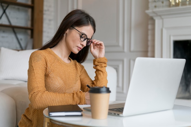 Frau, die ein Geschäftstreffen online hat