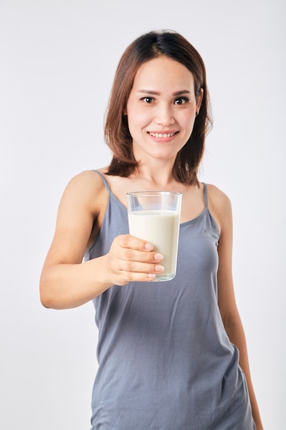 Frau, die ein Glas Milch anhält