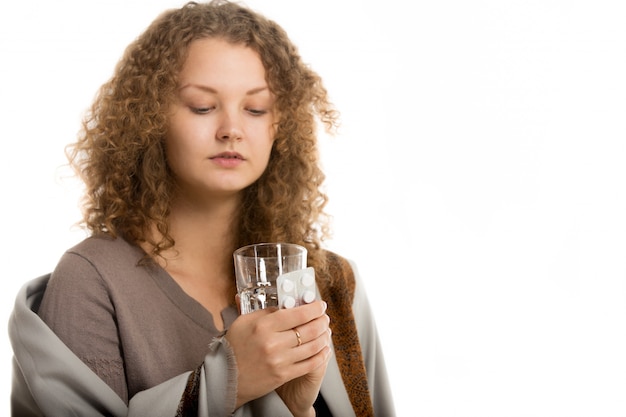 Frau, die ein Glas Wasser