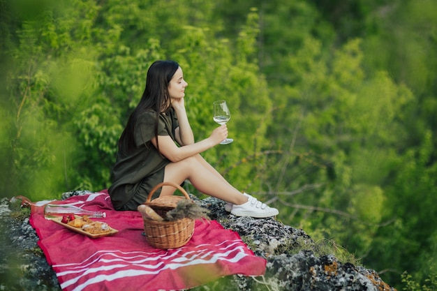 Frau, die ein Glas Wein hält