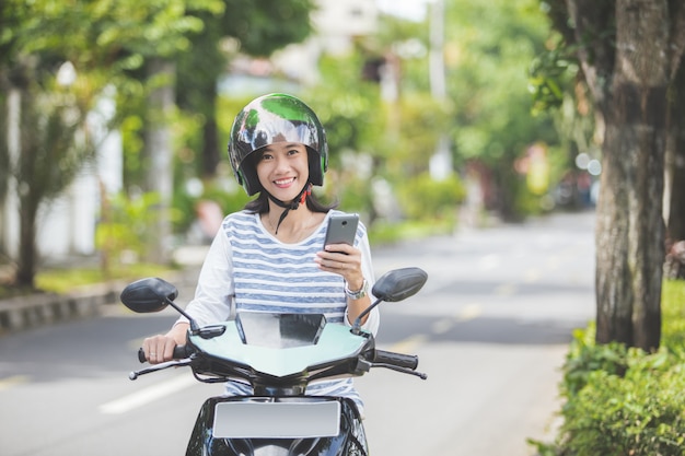 Frau, die ein Motorrad oder Motorrad reitet