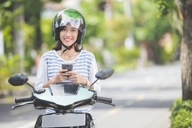 Frau, die ein Motorrad oder Motorrad reitet