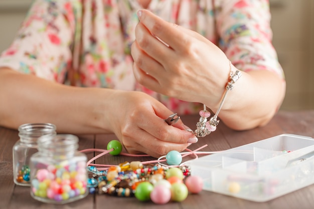 Frau, die ein selbstgemachtes Armband versucht