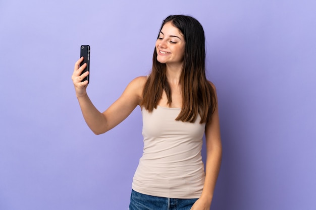 Frau, die ein selfie im Studio nimmt