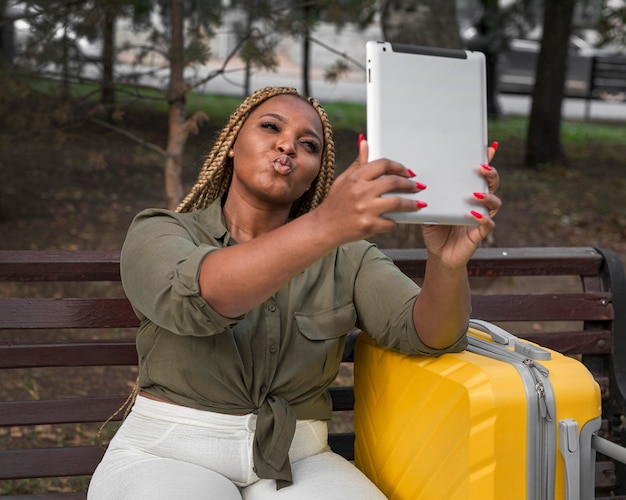 Foto frau, die ein selfie mit ihrem tablett nimmt