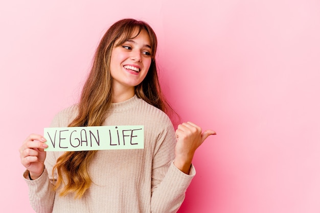 Foto frau, die ein veganes lebensplakat hält