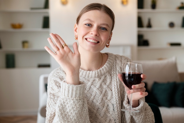 Foto frau, die ein virtuelles date hat