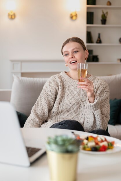 Foto frau, die ein virtuelles date hat