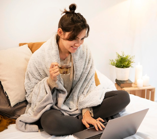 Foto frau, die eine fernsehsendung auf dem laptop sieht