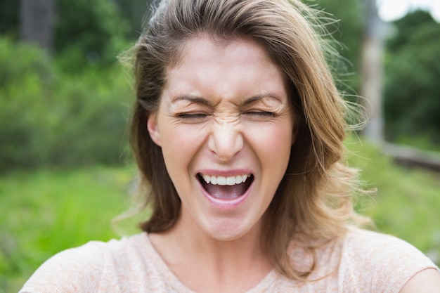 Foto frau, die eine grimasse macht